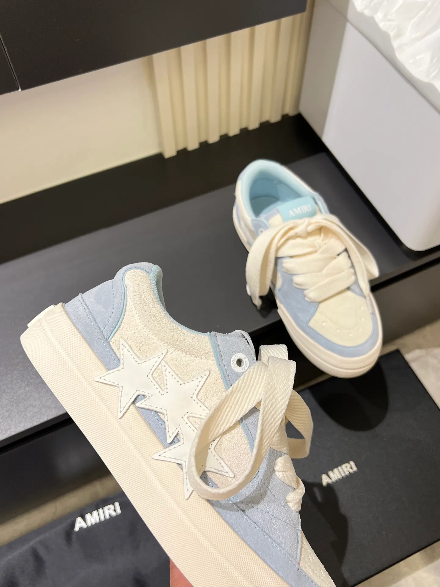Men's shoes 💰p560 "AMIR*" new men's low-top casual sports sneakers bone shoes, another pair of irresistible bone shoes. Bone shoes are one of AMIRI's most popular items. Made of first-layer cowhide upper. The side bones are made of two cowhide laminations. It has a three-dimensional effect. The leather incisions are all oil-edged. Contrast color design. Simple style. Fashionable sports. Customized metal LOGO nameplate embellished with laces. Exclusive top-quality version. Supports contrast. Breathable mesh lining. The original rubber outsole is a must-have item for daily leisure. It is suitable for various occasions. If you pursue high quality, check it out. It is super cool on the feet and comes with a full set of original packaging! Size: 39-45!